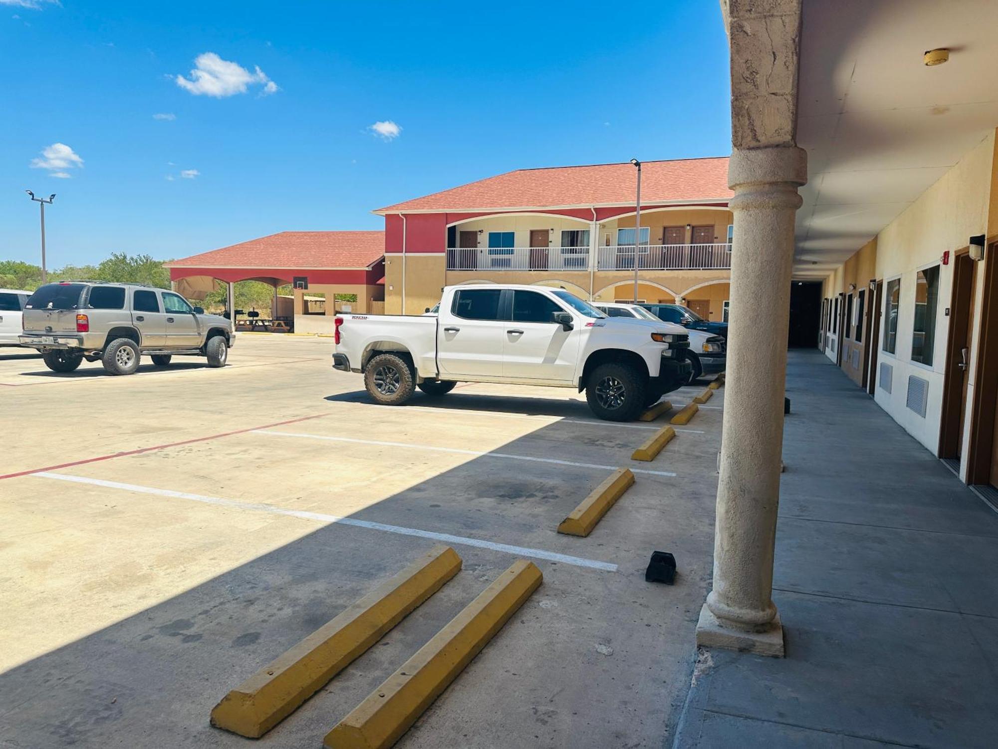 Executive Inn & Suites Floresville Exterior foto