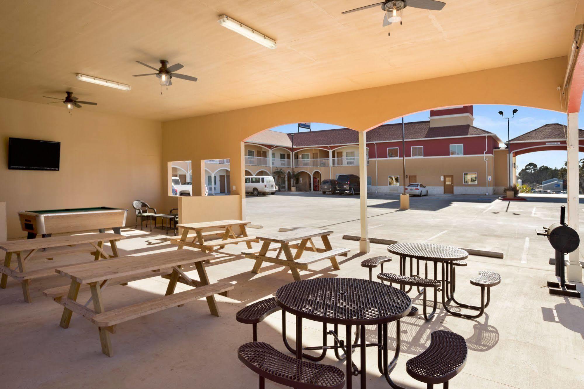 Executive Inn & Suites Floresville Exterior foto